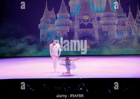 Athènes, Grèce. Dec 21, 2018. Danseurs de Ballet Casse-noisette sont vus à la scène Théâtre russe.La performance de Noël du ballet Casse-Noisette présentée par les 60 membres de l'orchestre en direct avec les solistes, et le chef de file des danseurs du théâtre russe à Athènes. Credit : Helen Paroglou SOPA/Images/ZUMA/Alamy Fil Live News Banque D'Images