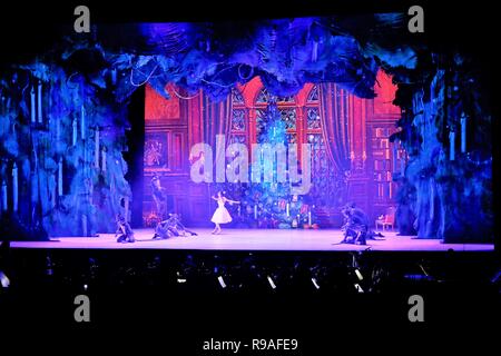 Athènes, Grèce. 18Th Oct, 2018. Danseurs de Ballet Casse-noisette sont vus à la scène Théâtre russe.La performance de Noël du ballet Casse-Noisette présentée par les 60 membres de l'orchestre en direct avec les solistes, et le chef de file des danseurs du théâtre russe à Athènes. Credit : Helen Paroglou SOPA/Images/ZUMA/Alamy Fil Live News Banque D'Images