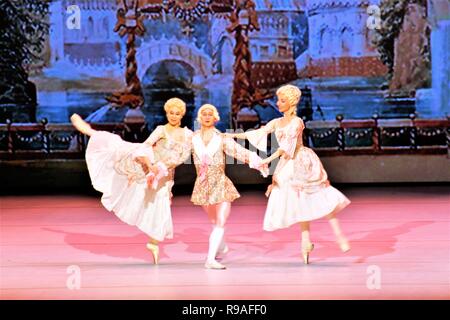 Athènes, Grèce. Dec 21, 2018. Danseurs de Ballet Casse-noisette sont vus à la scène Théâtre russe.La performance de Noël du ballet Casse-Noisette présentée par les 60 membres de l'orchestre en direct avec les solistes, et le chef de file des danseurs du théâtre russe à Athènes. Credit : Helen Paroglou SOPA/Images/ZUMA/Alamy Fil Live News Banque D'Images