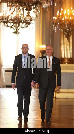 Fichier : Bruxelles, Belgique. 21 décembre 2018. Le roi Philippe de Belgique a accepté le 21 décembre 2018 la démission du gouvernement du Premier Ministre Charles Michel et a confirmé qu'elle rester en tant qu'un gouvernement transitoire jusqu'aux élections en mai, le Palais Royal a dit dans un communiqué. Photo prise le 11 octobre 2014 montre le roi belge Philippe et le Premier Ministre Charles Michel (L). Credit : Ye Pingfan/Xinhua/Alamy Live News Banque D'Images