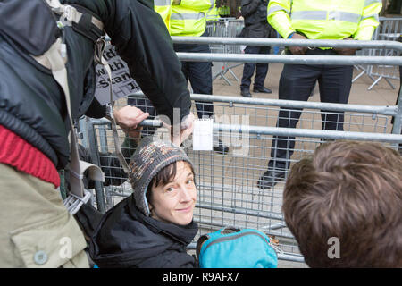 Londres, Royaume-Uni. 21 Décembre, 2018. Rebbelion Extinction utiliser l'action directe en dehors de la BBC Crédit : George Cracknell Wright/Alamy Live News Banque D'Images