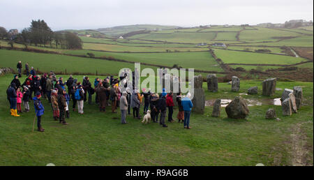 Cercle de pierres de Drombeg, Glandore, West Cork, Irlande, le 21 décembre 2018. Les foules se sont réunis au cercle de pierres de Drombeg ce soir pour célébrer le coucher du soleil sur le solstice de l'hiver. La plupart des experts croient que ce cercle de pierres anciennes a été construit pour célébrer ce jour le plus court de l'année. Credit : aphperspective/Alamy Live News Banque D'Images