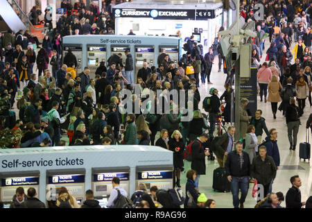 La gare de Waterloo, Londres, Royaume-Uni. 21 décembre 2018. Des foules de personnes en attente d'un train à la gare de Waterloo comme la fête annuelle escapade de Noël commence. Des millions de personnes sont attendues au cours de l'escapade de Noël voyage qui mènera à paniers les trains et les autoroutes encombrées menant à l'échelle du pays le jour de Noël. Credit : Dinendra Haria/Alamy Live News Banque D'Images