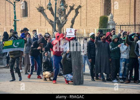 Srinagar, au Cachemire. 21 Dec 2018. Les manifestants du Cachemire sont vus en criant des slogans pro liberté au cours des affrontements. Des affrontements ont éclaté peu après la prière du vendredi entre manifestants du Cachemire et l'Indien des policiers. Manifestants protestaient contre les récentes tueries civiles au Cachemire. Credit : SOPA/Alamy Images Limited Live News Banque D'Images