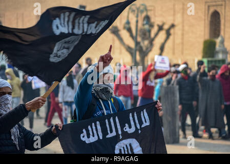 Srinagar, au Cachemire. 21 Dec 2018. Manifestant du cachemire vu crier des slogans pro liberté au cours des affrontements. Des affrontements ont éclaté peu après la prière du vendredi entre manifestants du Cachemire et l'Indien des policiers. Manifestants protestaient contre les récentes tueries civiles au Cachemire. Credit : SOPA/Alamy Images Limited Live News Banque D'Images