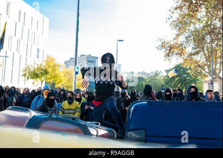 Barcelone, Espagne, le 21 mai 2018. Catalna, militants du RDC, en conflit avec la police lors d'une réunion du cabinet à Llotja palace, les attaquer avec poubelles Crédit : davide bonaldo/Alamy Live News Banque D'Images