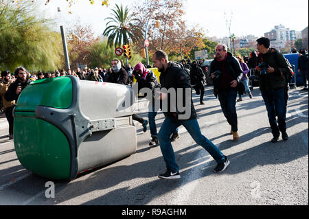 Barcelone, Espagne, le 21 mai 2018. Catalna, militants du RDC, en conflit avec la police lors d'une réunion du cabinet à Llotja palace, les attaquer avec poubelles Crédit : davide bonaldo/Alamy Live News Banque D'Images