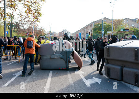 Barcelone, Espagne, le 21 mai 2018. Catalna, militants du RDC, en conflit avec la police lors d'une réunion du cabinet à Llotja palace, les attaquer avec poubelles Crédit : davide bonaldo/Alamy Live News Banque D'Images