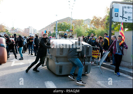 Barcelone, Espagne, le 21 mai 2018. Catalna, militants du RDC, en conflit avec la police lors d'une réunion du cabinet à Llotja palace, les attaquer avec poubelles Crédit : davide bonaldo/Alamy Live News Banque D'Images