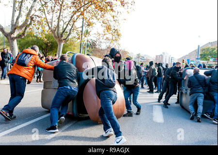 Barcelone, Espagne, le 21 mai 2018. Catalna, militants du RDC, en conflit avec la police lors d'une réunion du cabinet à Llotja palace, les attaquer avec poubelles Crédit : davide bonaldo/Alamy Live News Banque D'Images