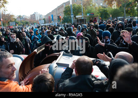 Barcelone, Espagne, le 21 mai 2018. Catalna, militants du RDC, en conflit avec la police lors d'une réunion du cabinet à Llotja palace, les attaquer avec poubelles Crédit : davide bonaldo/Alamy Live News Banque D'Images