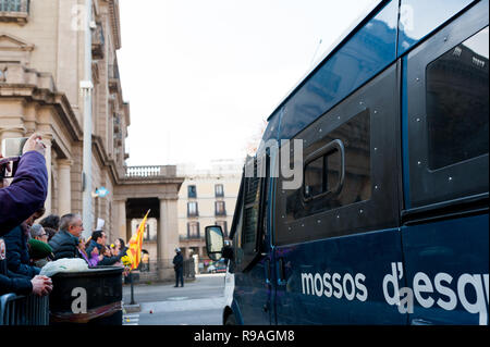 Barcelone, Espagne, le 21 mai 2018. Catalna, militants du RDC, en conflit avec la police lors d'une réunion du cabinet à Llotja palace, les attaquer avec poubelles Crédit : davide bonaldo/Alamy Live News Banque D'Images