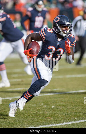 Chicago, Illinois, USA. Dec 16, 2018. - Porte # 33 Taquan Mizzell en action au cours de la NFL match entre les Packers de Green Bay et les ours de Chicago à Soldier Field, à Chicago, IL. Photographe : Mike Wulf Crédit : csm/Alamy Live News Banque D'Images