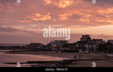 Lyme Regis, dans le Dorset, UK. 21 décembre 2018. UK : Météo nuages ardents au coucher du soleil à la pittoresque ville côtière de Lyme Regis sur le solstice d'hiver. Credit : Celia McMahon/Alamy Live News Banque D'Images