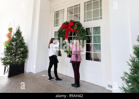 Le personnel de la Maison blanche et les bénévoles une couronne sur l'extérieur de la Maison Blanche Dimanche, Novembre 25, 2018, en préparation pour la prochaine saison de Noël à la maison blanche : le Président Donald Trump Banque D'Images