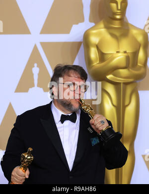 New York, USA. 4e Mar, 2018. Réalisateur Guillermo del Toro pose après avoir remporté le prix du meilleur réalisateur et de la meilleure photo award pour "la forme de l'eau" à la salle de presse de la 90e Academy Awards au Dolby Theatre de Los Angeles, États-Unis, le 4 mars 2018. Crédit : Li Ying/Xinhua/Alamy Live News Banque D'Images