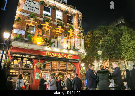 Londres, Royaume-Uni. 21 Dec 2018. Les personnes qui boivent à l'extérieur de la Couronne et Anchor Pub à Covent Garden. Les Londoniens et les touristes s'entassent dans le centre de Londres sur ce qu'est le dernier jour de travail avant Noël pour beaucoup dans la capitale, et une soirée plutôt doux et sec pour la fin de décembre. Credit : Imageplotter News et Sports/Alamy Live News Banque D'Images