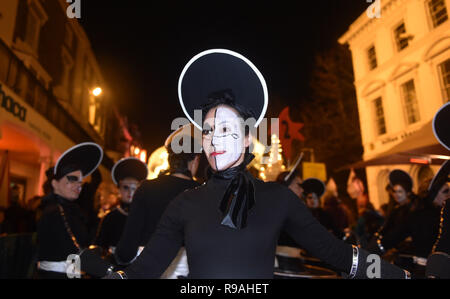 Brighton, Sussex, UK. 21 décembre 2018.Des milliers de personnes prennent part à l'assemblée annuelle de graver le défilé dans Horloges Brighton ce soir . Burning the Clocks est un événement organisé chaque année le 21 décembre créé par le même ciel art group pour célébrer le solstice d'hiver . Des centaines prendre part à travers la ville de lanternes de transport avant de les mettre sur un feu de joie sur la plage de Brighton .Crédit : Simon Dack/Alamy Live News Banque D'Images