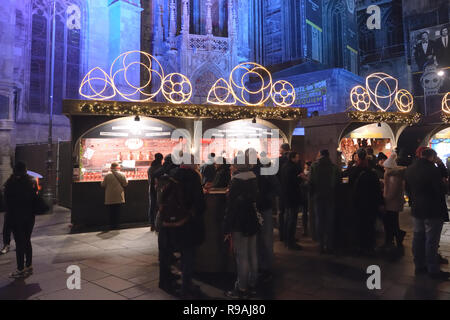 Vienne, Autriche. 21e Décembre 2018. Esprit de Noël à Vienne dans le 1er arrondissement. Image affiche Marché de Noël en face de la cathédrale Saint-Étienne, située dans le 1er arrondissement. Credit : Franz Perc / Alamy Live News Banque D'Images