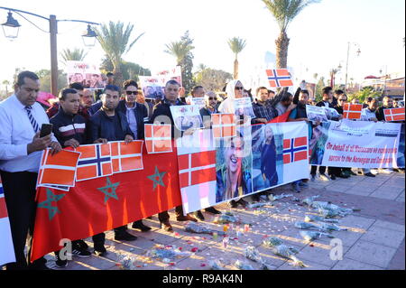 Marrakech , Maroc, 21 décembre 2018. -- Les gens se rassemblent en soutien des familles de deux touristes étrangers assassinés sur une place à Marrakech, Maroc, le 21 décembre 2018. Le Premier ministre marocain Saad Eddine El Othmani, le jeudi a fermement condamné l'acte criminel 'despicable' d'avoir tué deux touristes étrangers au Maroc central. Les corps des deux touristes, un danois et un Norvégien, ont été trouvés près du lundi village touristique de montagne d'Imlil, à 60 km de la ville de Marrakech. (Xinhua) Source : Xinhua/Alamy Live News Banque D'Images