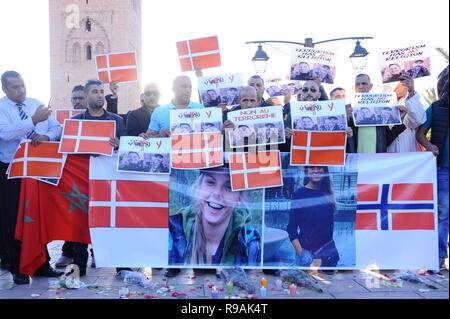 Marrakech , Maroc, 21 décembre 2018. -- Les gens se rassemblent en soutien des familles de deux touristes étrangers assassinés sur une place à Marrakech, Maroc, le 21 décembre 2018. Le Premier ministre marocain Saad Eddine El Othmani, le jeudi a fermement condamné l'acte criminel 'despicable' d'avoir tué deux touristes étrangers au Maroc central. Les corps des deux touristes, un danois et un Norvégien, ont été trouvés près du lundi village touristique de montagne d'Imlil, à 60 km de la ville de Marrakech. (Xinhua) Source : Xinhua/Alamy Live News Banque D'Images