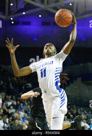 Déc 21, 2018 : Buffalo Bulls guard Theresa Onwuka (11) s'empare d'un rebond au cours du premier semestre de jouer dans le jeu de basket-ball de NCAA entre le Stanford Cardinal et Buffalo Bulls à Alumni Arena à Amherst, N.Y. (Nicholas T. LoVerde/Cal Sport Media) Banque D'Images