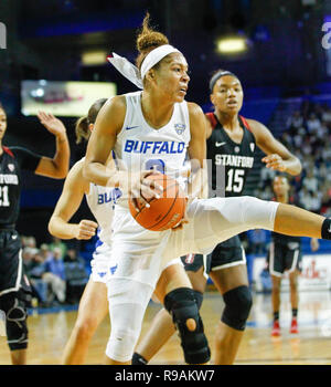 Déc 21, 2018 : Buffalo Bulls avant été Hemphill (0) Les chicots d'un rebond au cours du premier semestre de jouer dans le jeu de basket-ball de NCAA entre le Stanford Cardinal et Buffalo Bulls à Alumni Arena à Amherst, N.Y. (Nicholas T. LoVerde/Cal Sport Media) Banque D'Images