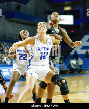 Déc 21, 2018 : Buffalo Bulls avant Courtney Wilkins (12) recherche d'un rebond au cours du premier semestre de jouer dans le jeu de basket-ball de NCAA entre le Stanford Cardinal et Buffalo Bulls à Alumni Arena à Amherst, N.Y. (Nicholas T. LoVerde/Cal Sport Media) Banque D'Images