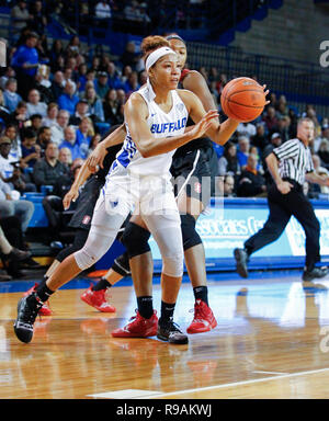 Déc 21, 2018 : Buffalo Bulls avant été Hemphill (0) passe le ballon au cours de la première moitié de jouer dans le jeu de basket-ball de NCAA entre le Stanford Cardinal et Buffalo Bulls à Alumni Arena à Amherst, N.Y. (Nicholas T. LoVerde/Cal Sport Media) Banque D'Images