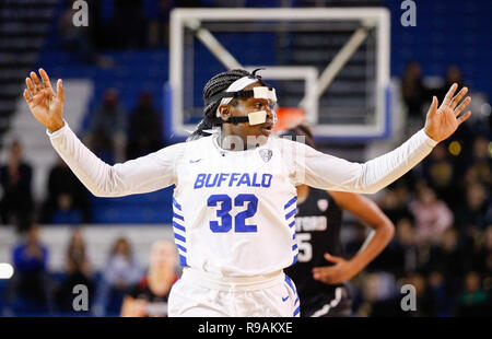 Déc 21, 2018 : Buffalo Bulls en avant Bretagne Morrison (32) au cours de la première moitié de jouer dans le jeu de basket-ball de NCAA entre le Stanford Cardinal et Buffalo Bulls à Alumni Arena à Amherst, N.Y. (Nicholas T. LoVerde/Cal Sport Media) Banque D'Images