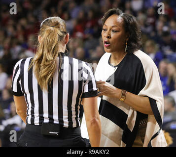 Déc 21, 2018 : Buffalo Bulls Head coach Felisha parle Legette-Jack avec un fonctionnaire de jeu au cours de la première moitié de jouer dans le jeu de basket-ball de NCAA entre le Stanford Cardinal et Buffalo Bulls à Alumni Arena à Amherst, N.Y. (Nicholas T. LoVerde/Cal Sport Media) Banque D'Images