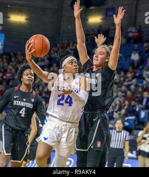 Déc 21, 2018 : Buffalo Bulls guard Cierra Dillard (24) tire la balle sur la Stanford Cardinal avant Alanna Smith (11) au cours de la deuxième moitié de jouer dans le jeu de basket-ball de NCAA entre le Stanford Cardinal et Buffalo Bulls à Alumni Arena à Amherst, N.Y. (Nicholas T. LoVerde/Cal Sport Media) Banque D'Images