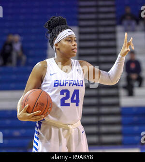 Déc 21, 2018 : Buffalo Bulls guard Cierra Dillard (24) exécute l'infraction pour les mâles au cours de la deuxième moitié de jouer dans le jeu de basket-ball de NCAA entre le Stanford Cardinal et Buffalo Bulls à Alumni Arena à Amherst, N.Y. (Nicholas T. LoVerde/Cal Sport Media) Banque D'Images