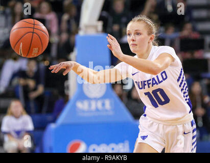 Déc 21, 2018 : Buffalo Bulls guard Hanna Hall (10) fait une passe au cours de la deuxième moitié de jouer dans le jeu de basket-ball de NCAA entre le Stanford Cardinal et Buffalo Bulls à Alumni Arena à Amherst, N.Y. (Nicholas T. LoVerde/Cal Sport Media) Banque D'Images