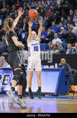 Déc 21, 2018 : Buffalo Bulls guard Hanna Hall (10) tire la balle pendant la deuxième moitié de jouer dans le jeu de basket-ball de NCAA entre le Stanford Cardinal et Buffalo Bulls à Alumni Arena à Amherst, N.Y. (Nicholas T. LoVerde/Cal Sport Media) Banque D'Images