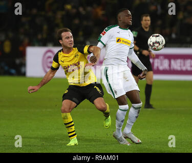 Dortmund, Allemagne. Dec 21, 2018. Mario Goetze (L) de Dortmund rivalise avec Denis Zakaria de Moenchengladbach au cours de la Bundesliga entre match Borussia Dortmund Borussia Moenchengladbach et à Dortmund, en Allemagne, le 21 décembre 2018. Dortmund a gagné 2-1. Credit : Joachim Bywaletz/Xinhua/Alamy Live News Banque D'Images