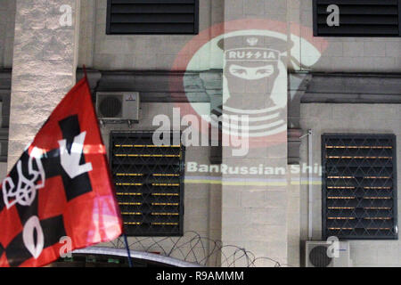 Kiev, Ukraine, le 21 décembre, 2018. Une image avec une inscription disant interdire les navires russes projetés sur un bâtiment de l'ambassade de Russie au cours du rallye. Les nationalistes ukrainiens lieu rassemblement pour exiger la libération des 24 marins ukrainiens qui ont été saisis par les Russes au cours de l'incident du détroit de Kertch le 25 novembre 2018, et d'autres prisonniers politiques ukrainiens en Russie, en Crimée et dans la zone de conflit de l'Est de l'Ukraine. Le 26 novembre le Parlement ukrainien a voté pour l'acceptation de la loi martiale pendant 30 jours dans 10 régions qui bordent la Russie, la mer Noire et la mer d'Azov. Credit Banque D'Images