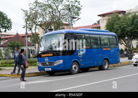 22/12/2018 Cebu City, Philippines.Nouveau style Jeepneys modernes déployés sur les routes de la ville de Cebu aujourd'.connu localement comme un 'bip' qu'ils ont une capacité de 24 passagers, et peut accueillir un 10 debout. Environ. 40 véhicules sur les différentes routes seront équipées d'une connexion wifi gratuite et d'une dashcam, la télévision en circuit fermé (CCTV) caméra.à compter de janvier 2018, le ministère des Transports (DOTr) aux Philippines a commencé à retirer les jeepneys âgés de plus de 15 ans dans le cadre du programme de modernisation des transports. Banque D'Images