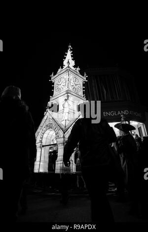 Brighton, Sussex, UK. 21 décembre 2018 - le "burning the clocks'' procession à pied avec les participants l'exercice et de lanternes de papier willow nouvelle route vers Madère dur à Brighton. Le défilé marque le solstice d'hiver et le jour le plus court de l'année. Cette année, le 'burning the clocks'' a été le thème du Souvenir. Lanternes étaient transportés à travers les rues de Brighton, sur le front de mer, où ils sont empilés sur un bûcher et brûlés pour signifier la fin de l'année Crédit : Matt Duckett/IMAGESLIVE/ZUMA/Alamy Fil Live News Banque D'Images