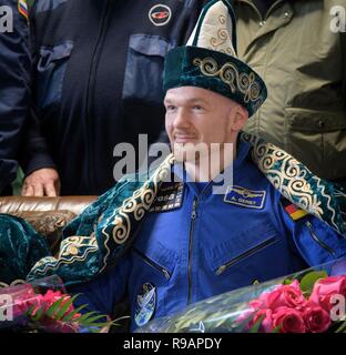 Zhezkazgan, au Kazakhstan. 20 Décembre, 2018. L'astronaute allemand Alexander Gerst avec l'Agence spatiale européenne lors d'un Kazakh traditionnelle cérémonie d'accueil à l'aéroport après l'atterrissage Zhezkazgan avec d'autres membres de l'équipage Expédition 57 dans le vaisseau Soyouz MS-09 le 20 décembre 2018 près de Zhezkazgan, au Kazakhstan. Aunon-Chancellor Serena, Alexander Gerst, et Sergey Prokopyev reviennent après 197 jours dans l'espace à bord de la Station spatiale internationale. Credit : Planetpix/Alamy Live News Banque D'Images