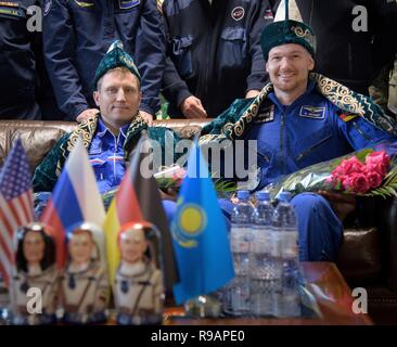 Zhezkazgan, au Kazakhstan. 20 Décembre, 2018. Le cosmonaute russe Sergey Prokopyev, gauche, avec Roskosmos et l'astronaute allemand Alexander Gerst avec l'Agence spatiale européenne lors d'un Kazakh traditionnelle cérémonie d'accueil à l'aéroport après l'atterrissage Zhezkazgan avec d'autres membres de l'équipage Expédition 57 dans le vaisseau Soyouz MS-09 le 20 décembre 2018 près de Zhezkazgan, au Kazakhstan. Aunon-Chancellor Serena, Alexander Gerst, et Sergey Prokopyev reviennent après 197 jours dans l'espace à bord de la Station spatiale internationale. Credit : Planetpix/Alamy Live News Banque D'Images