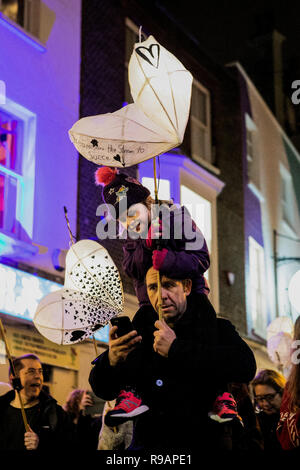 Brighton, Sussex, UK. 21 décembre 2018 - le "burning the clocks'' procession à pied avec les participants l'exercice et de lanternes de papier willow nouvelle route vers Madère dur à Brighton. Le défilé marque le solstice d'hiver et le jour le plus court de l'année. Cette année, le 'burning the clocks'' a été le thème du Souvenir. Lanternes étaient transportés à travers les rues de Brighton, sur le front de mer, où ils sont empilés sur un bûcher et brûlés pour signifier la fin de l'année Crédit : Matt Duckett/IMAGESLIVE/ZUMA/Alamy Fil Live News Banque D'Images