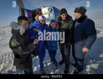 Zhezkazgan, au Kazakhstan. 20 Décembre, 2018. L'astronaute américain Aunon-Chancellor Serena portant un chapeau de Père Noël de la NASA est aidé d'un véhicule tout terrain dans un hélicoptère MI-8 russe en attente d'atterrissage suivants avec les autres membres de l'équipage Expédition 57 dans le vaisseau Soyouz MS-09 le 20 décembre 2018 près de Zhezkazgan, au Kazakhstan. Aunon-Chancellor Serena, Alexander Gerst, et Sergey Prokopyev reviennent après 197 jours dans l'espace à bord de la Station spatiale internationale. Credit : Planetpix/Alamy Live News Banque D'Images