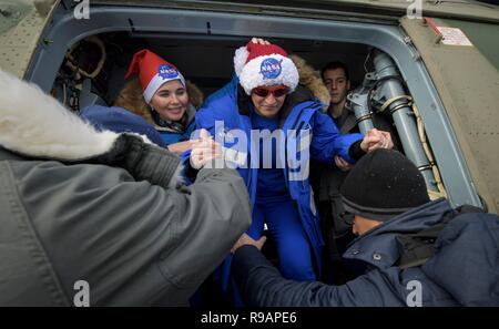 Zhezkazgan, au Kazakhstan. 20 Décembre, 2018. L'astronaute américain Aunon-Chancellor Serena portant un chapeau de Père Noël de la NASA est aidé de l'hélicoptère après le transport à l'aéroport de Zhezkazgan atterrissant avec d'autres membres de l'équipage Expédition 57 dans le vaisseau Soyouz MS-09 le 20 décembre 2018 près de Zhezkazgan, au Kazakhstan. Aunon-Chancellor Serena, Alexander Gerst, et Sergey Prokopyev reviennent après 197 jours dans l'espace à bord de la Station spatiale internationale. Credit : Planetpix/Alamy Live News Banque D'Images