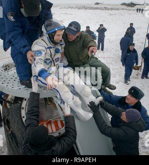 Zhezkazgan, au Kazakhstan. 20 Décembre, 2018. Le cosmonaute russe Sergey Prokopyev est aidé de la capsule Soyouz peu après l'atterrissage avec les autres membres de l'équipage Expédition 57 dans le vaisseau Soyouz MS-09 le 20 décembre 2018 près de Zhezkazgan, au Kazakhstan. Aunon-Chancellor Serena, Alexander Gerst, et Sergey Prokopyev reviennent après 197 jours dans l'espace à bord de la Station spatiale internationale. Credit : Planetpix/Alamy Live News Banque D'Images
