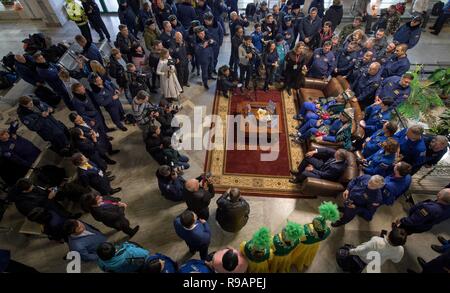 Zhezkazgan, au Kazakhstan. 20 Décembre, 2018. Entouré par les médias et du personnel de récupération du cosmonaute russe Sergey Prokopyev, et l'astronaute allemand Alexander Gerst kazakh traditionnel siéger durant une cérémonie d'accueil à l'aéroport après l'atterrissage Zhezkazgan avec d'autres membres de l'équipage Expédition 57 dans le vaisseau Soyouz MS-09 le 20 décembre 2018 près de Zhezkazgan, au Kazakhstan. Aunon-Chancellor Serena, Alexander Gerst, et Sergey Prokopyev reviennent après 197 jours dans l'espace à bord de la Station spatiale internationale. Credit : Planetpix/Alamy Live News Banque D'Images