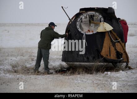 Zhezkazgan, au Kazakhstan. 20 Décembre, 2018. Fédération des équipes de recherche et de sauvetage arrivent à la capsule spatiale Soyouz MS-09 peu après il s'est posé avec les membres de l'équipage Expedition 57, 20 décembre 2018 près de Zhezkazgan, au Kazakhstan. Aunon-Chancellor Serena, Alexander Gerst, et Sergey Prokopyev reviennent après 197 jours dans l'espace à bord de la Station spatiale internationale. Credit : Planetpix/Alamy Live News Banque D'Images