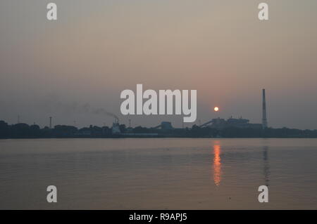 Kolkata, Inde. 22 Décembre, 2018. Définition le soleil sur les toits de Kolkata sur le jour du solstice d'hiver dans l'hémisphère nord de l'AJC Bose jardin botanique Jardin adjacent ghat de river Hooghly à Howrah. Credit : Biswarup Ganguly/Alamy Live News Banque D'Images