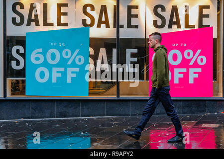 Glasgow, Ecosse, Royaume-Uni. 22 Décembre, 2018. Sur un "super humide samedi' des milliers d'acheteurs de Noël est arrivé au centre-ville de Glasgow pour profiter de la première heure dans le Mile, Style (Buchanan Street) et beaucoup ont également visité le salon international de l'alimentation et fête foraine dans le fayre city George Square Crédit : Findlay/Alamy Live News Banque D'Images