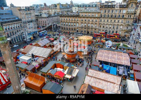 Glasgow, Ecosse, Royaume-Uni. 22 Décembre, 2018. Sur un "super humide samedi' des milliers d'acheteurs de Noël est arrivé au centre-ville de Glasgow pour profiter de la première heure dans le Mile, Style (Buchanan Street) et beaucoup ont également visité le salon international de l'alimentation et fête foraine dans le fayre city George Square Crédit : Findlay/Alamy Live News Banque D'Images